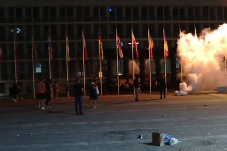 VIDEO Protesti u Sloveniji: Demonstranti bacali baklje na zgradu parlamenta