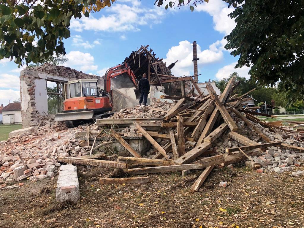 FOTO Uklonjen objekat stare škole u Batru