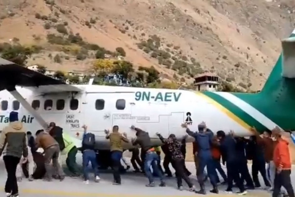 VIDEO Nesvakidašnja situacija na aerodromu: Putnici gurali avion
