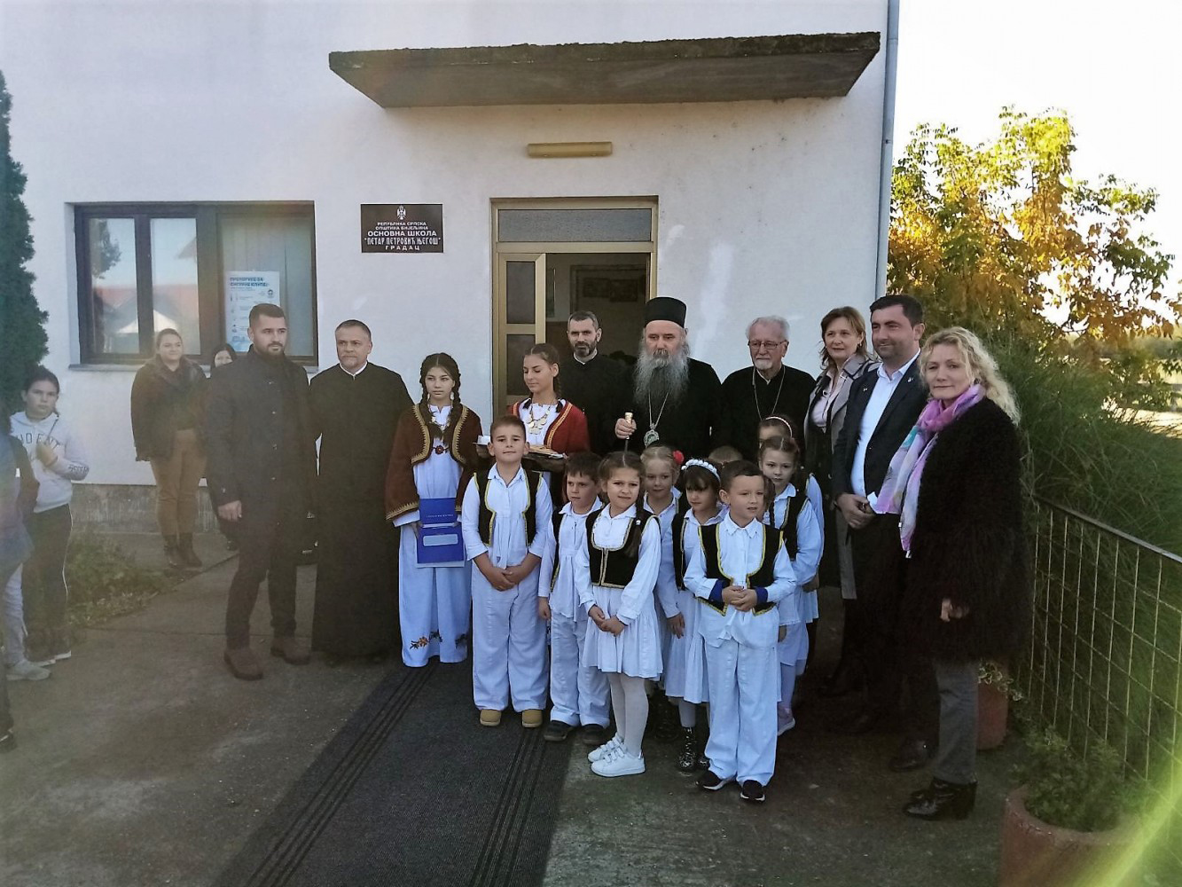 Episkop Fotije poklonio sliku školi u naselju Gradac
