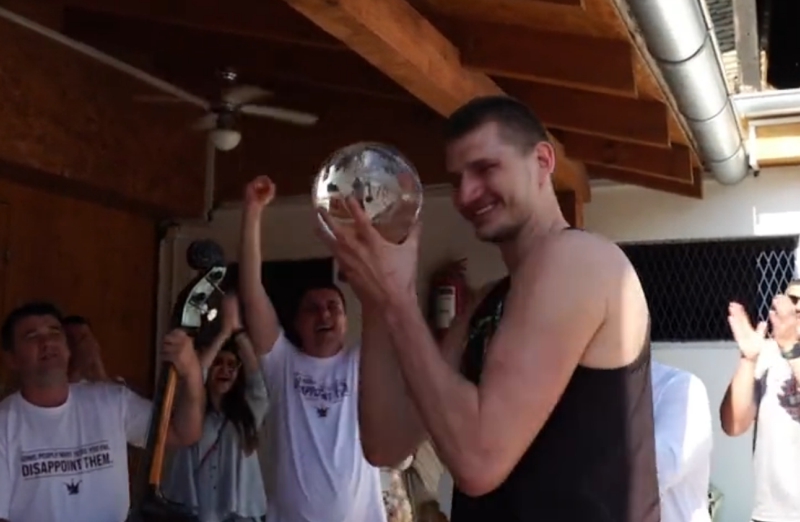 VIDEO Donijeli mu nagradu u Sombor! Jokić zvanično najkorisniji igrač NBA lige