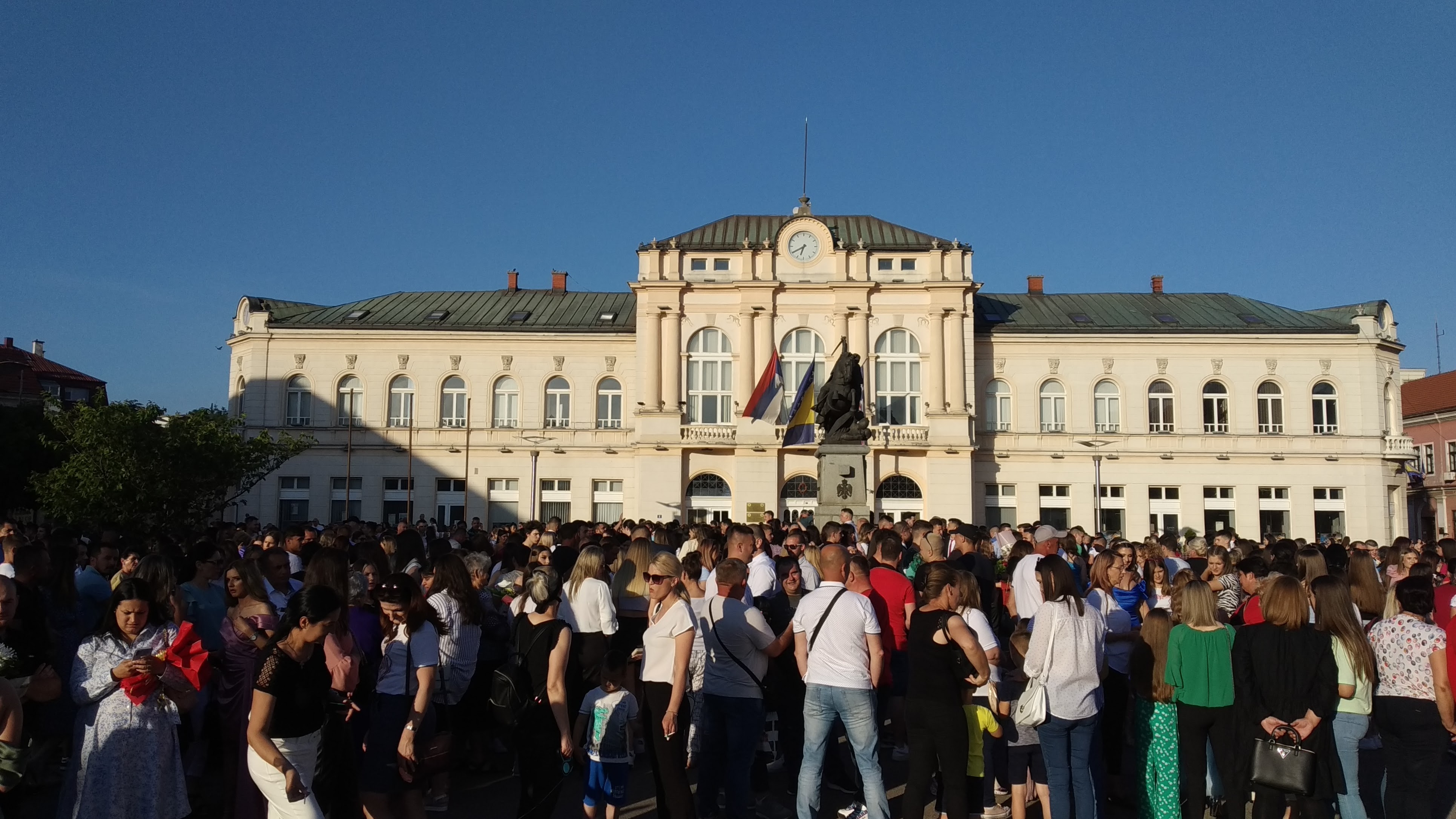 Maturanti Poljoprivredne i medicinske škole uljepšali vrelo majsko veče u Bijeljini FOTO / VIDEO