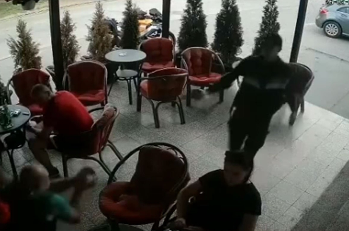 Srbija: Prvo pucao pa bacio bombu u kafić (UZNEMIRUJUĆI VIDEO)