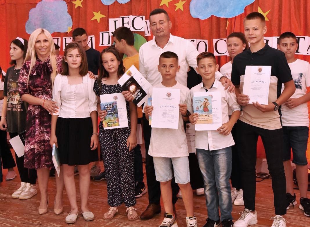 Nagrađeni najbolji učenici iz Crnjelova, Ognjen Gajić učenik generacije FOTO