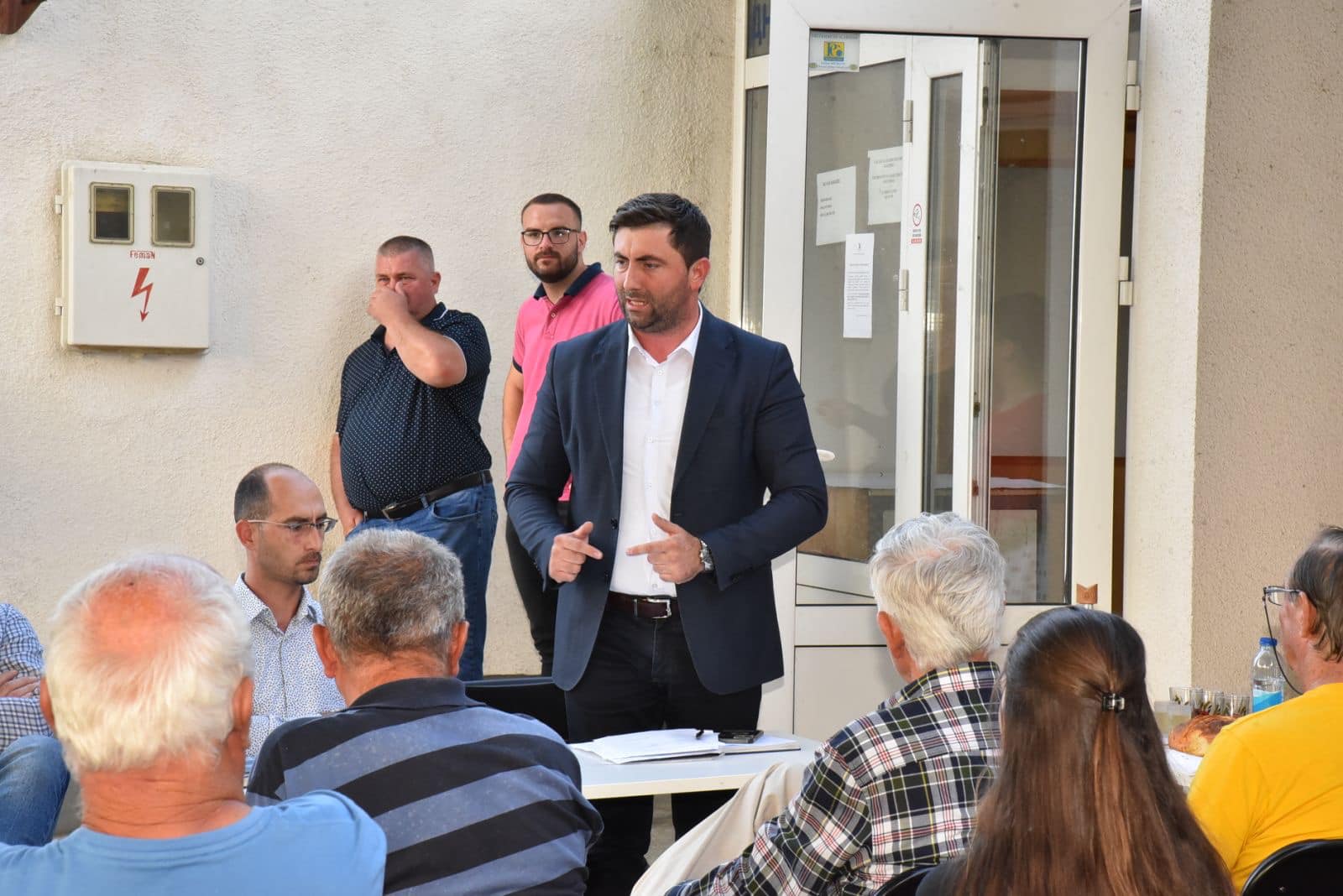 DOGOVOR KUĆU GRADI Gradonačelnik obišao mjesne zajednice "Vuk Karadžić" i "Ljeljenča"
