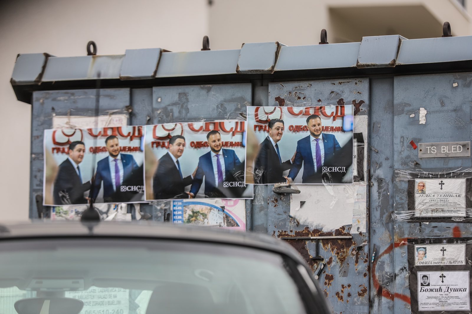 Bijeljina oblijepljena nepotpisanim plakatima - Politička provokacija ili poruka?