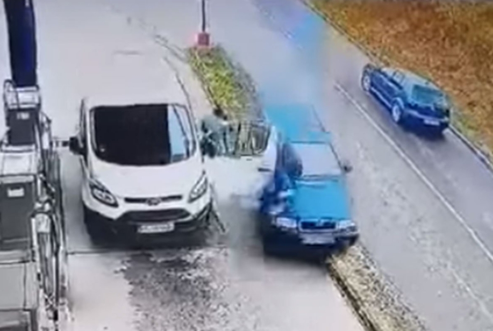 Autom udarila radnika na benzinskoj pumpi VIDEO