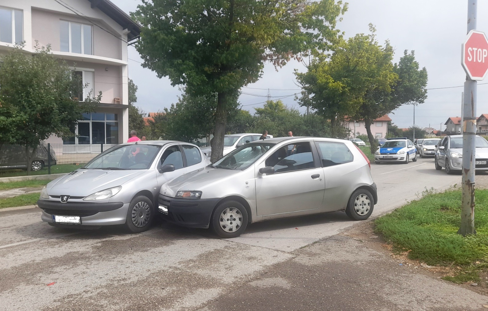 Udes u ulici Raje Baničića, otežan saobraćaj