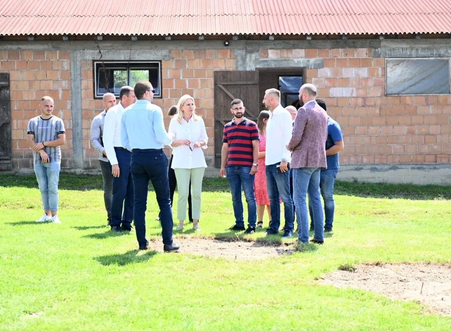 Cvijanović u posjeti domaćinstvu Jakšić iz bijeljinskog sela Gradac FOTO