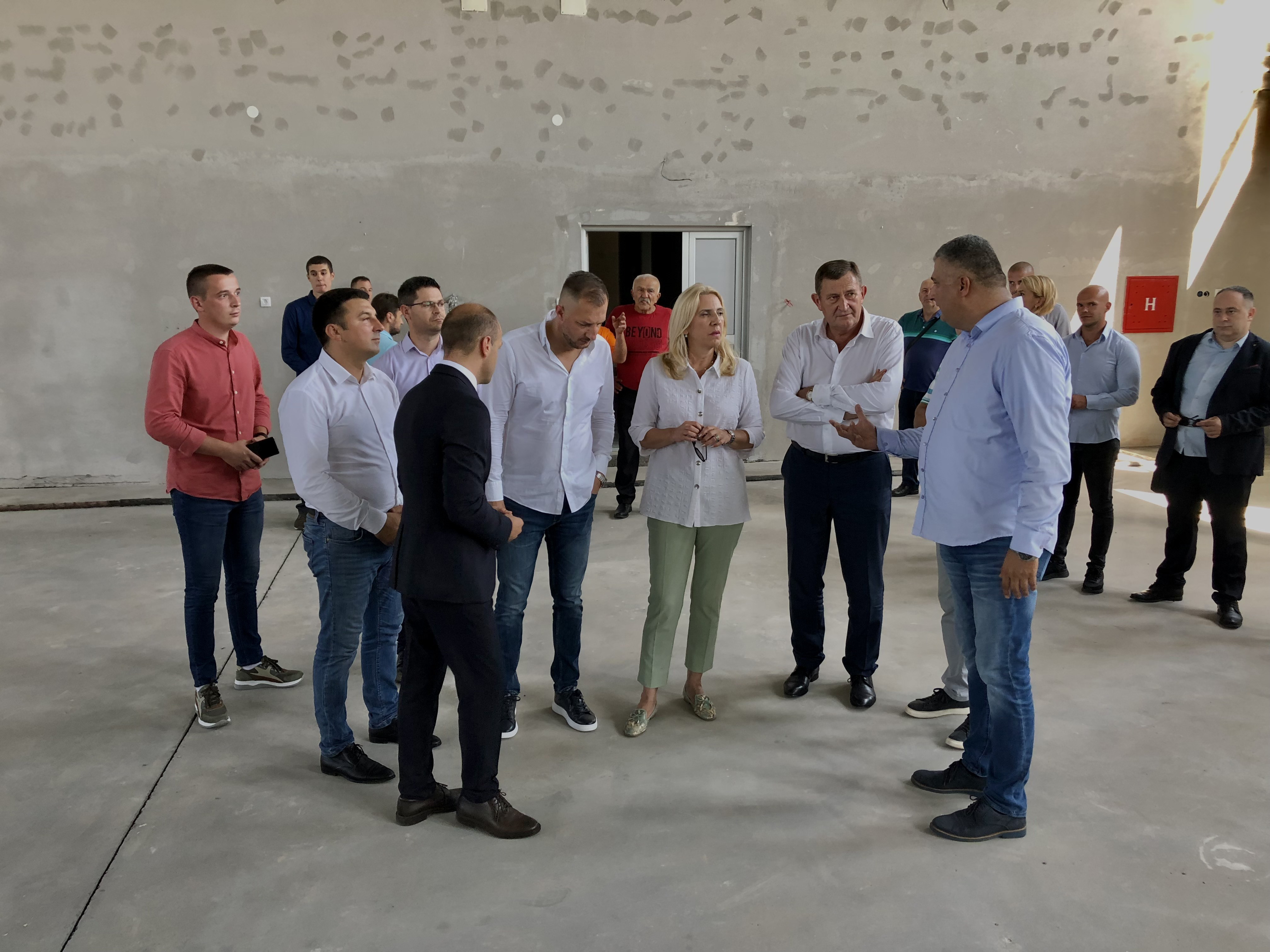 Poziv lokalnim vlastima da omoguće završetak izgradnje školske sale u Velikoj Obarskoj