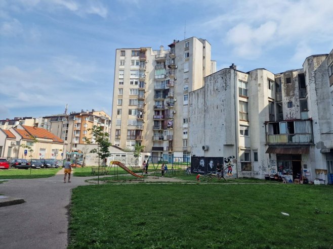 FOTO Bijeljina: Fasada se obrušila na dječije igralište, građani uznemireni