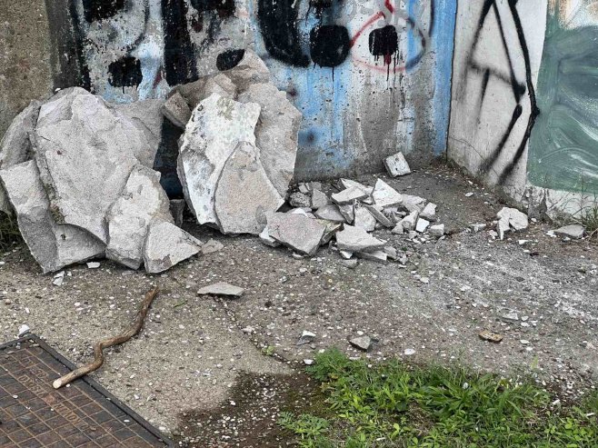 FOTO Bijeljina: Fasada se obrušila na dječije igralište, građani uznemireni