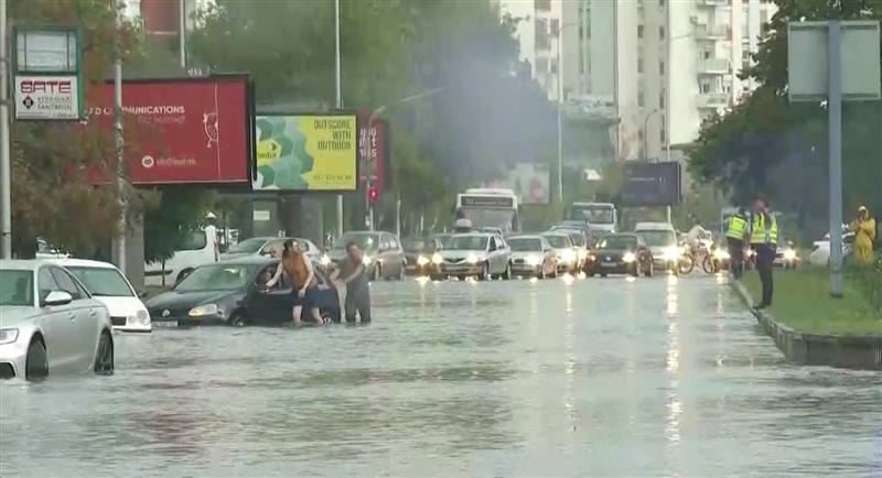 Skoplje: Ulice pod vodom, vjetar obarao stabla i nosio krovove