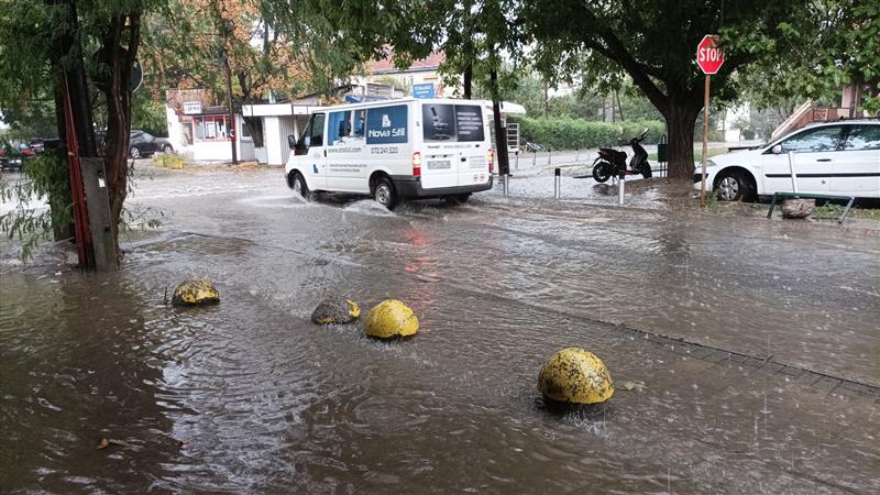 Skoplje: Ulice pod vodom, vjetar obarao stabla i nosio krovove