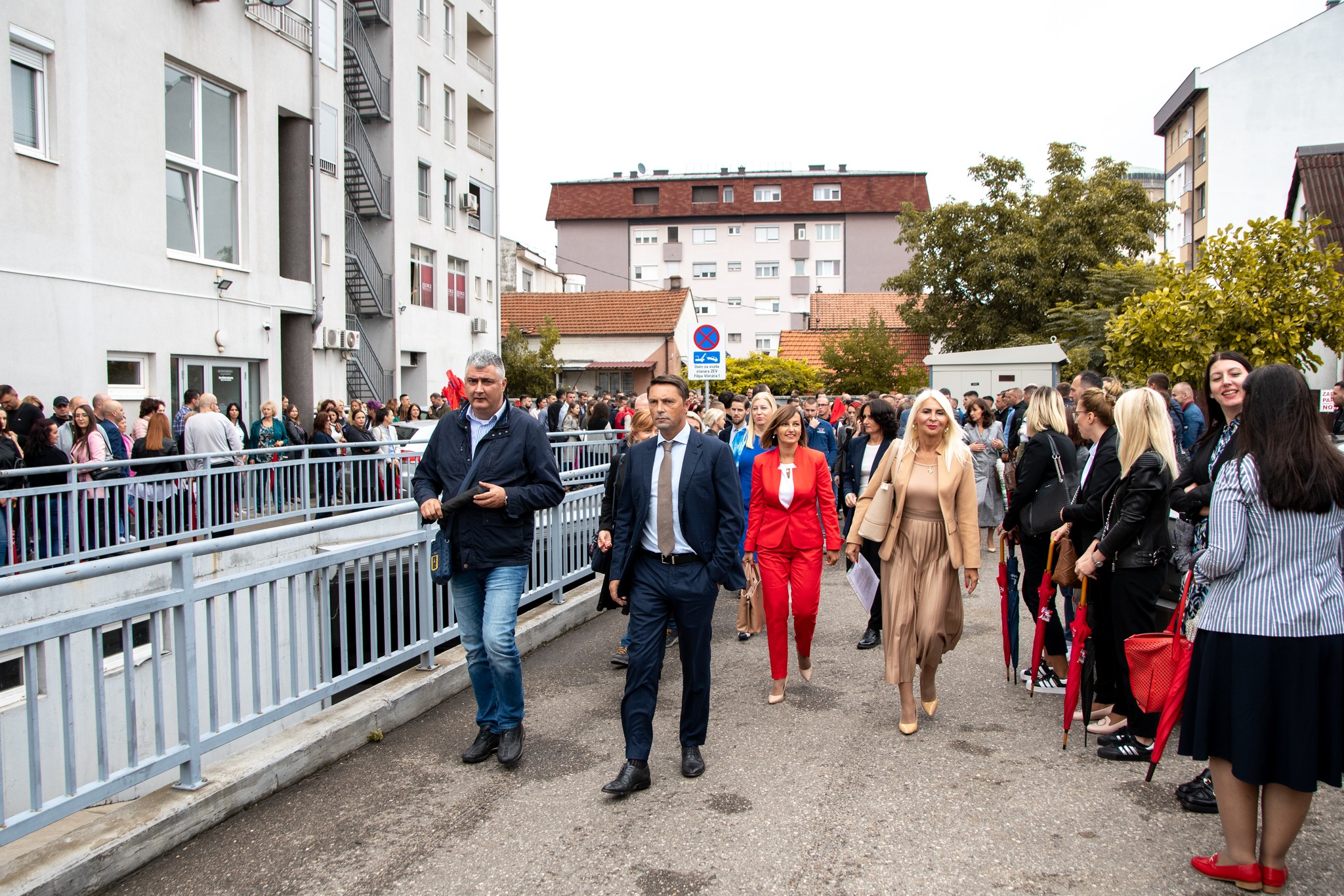 ZALIJEPLJEN PRVI PLAKAT GrO SNSD Bijeljina ozvaničio početak kampanje FOTO