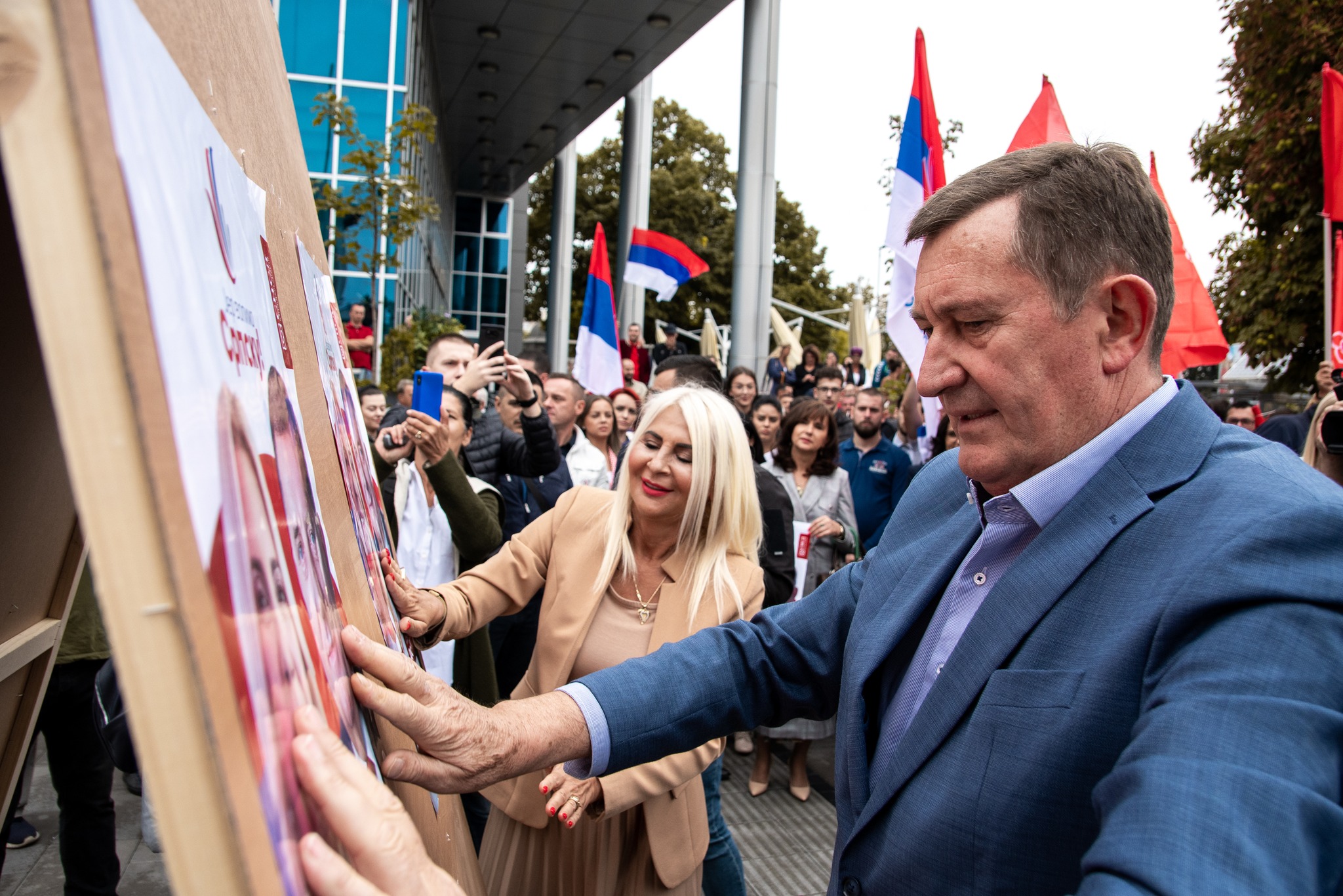 ZALIJEPLJEN PRVI PLAKAT GrO SNSD Bijeljina ozvaničio početak kampanje FOTO