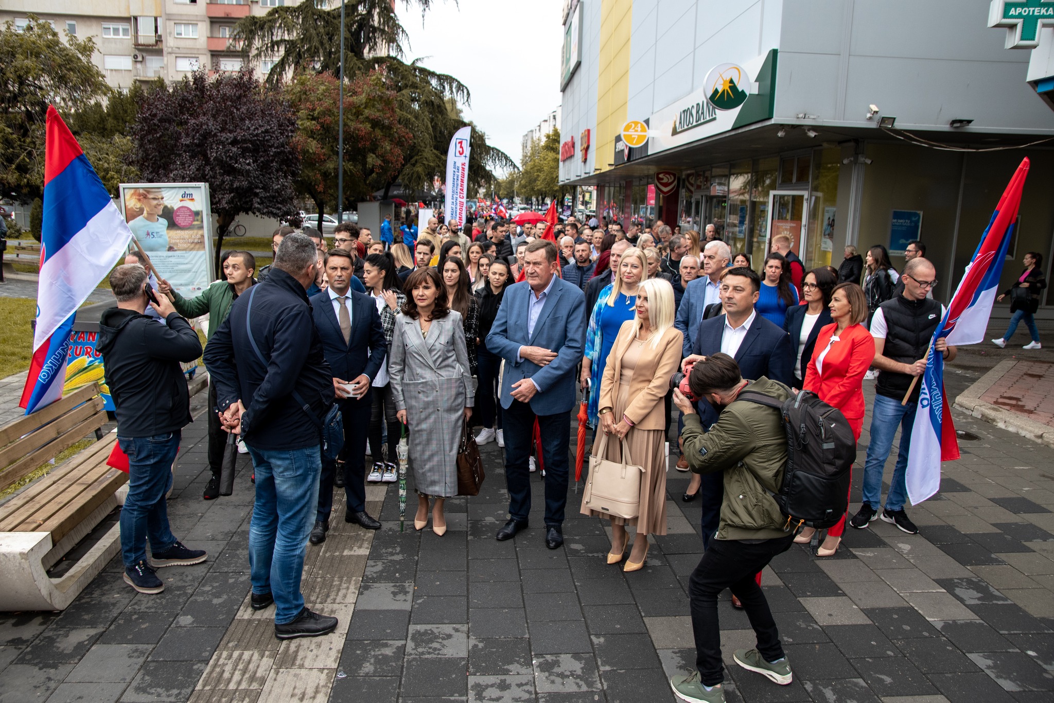 ZALIJEPLJEN PRVI PLAKAT GrO SNSD Bijeljina ozvaničio početak kampanje FOTO