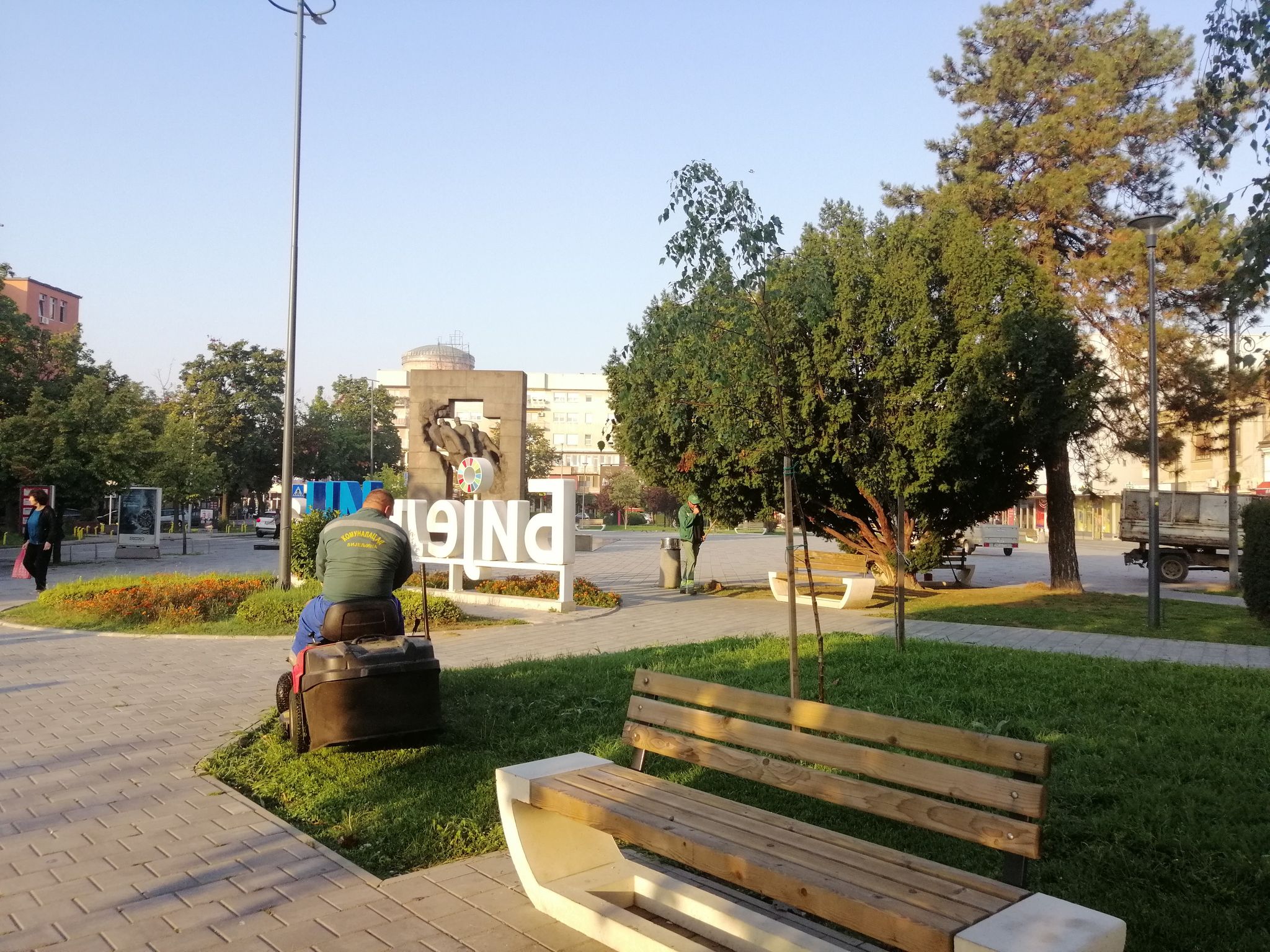 U više gradskih ulica pokošene zelene površine