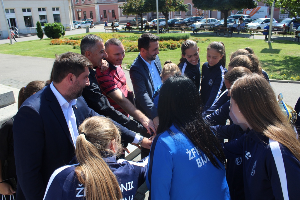 Mlade fudbalske prvakinje na prijemu kod gradonačelnika FOTO