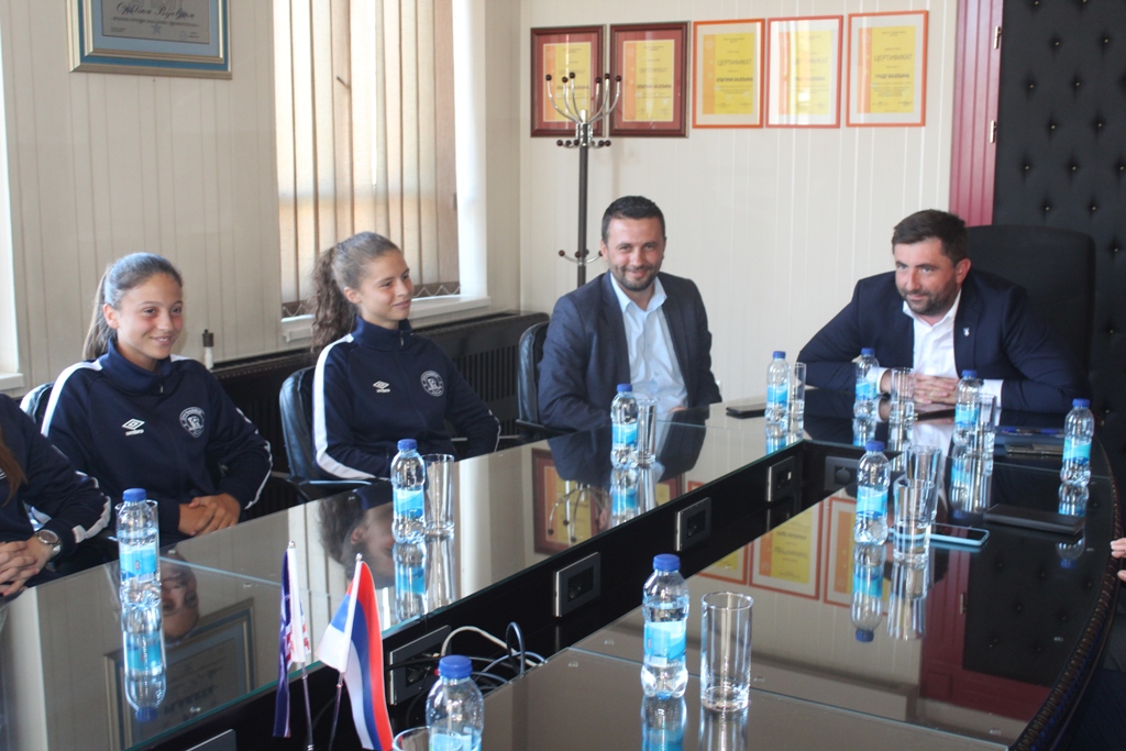 Mlade fudbalske prvakinje na prijemu kod gradonačelnika FOTO