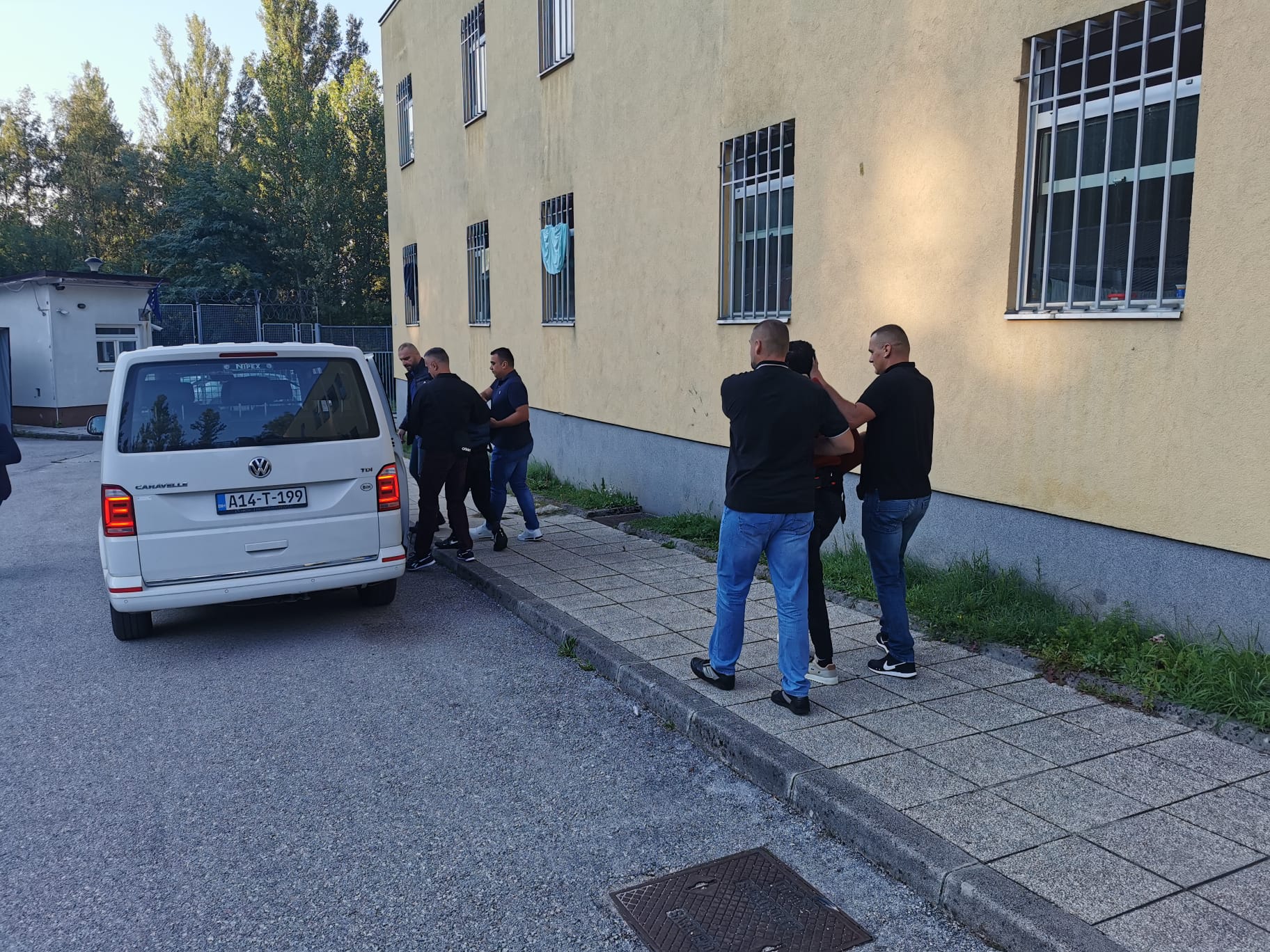 Iz BiH deportovana dvojica Marokanaca koji su narušavali sigurnosnu situaciju FOTO
