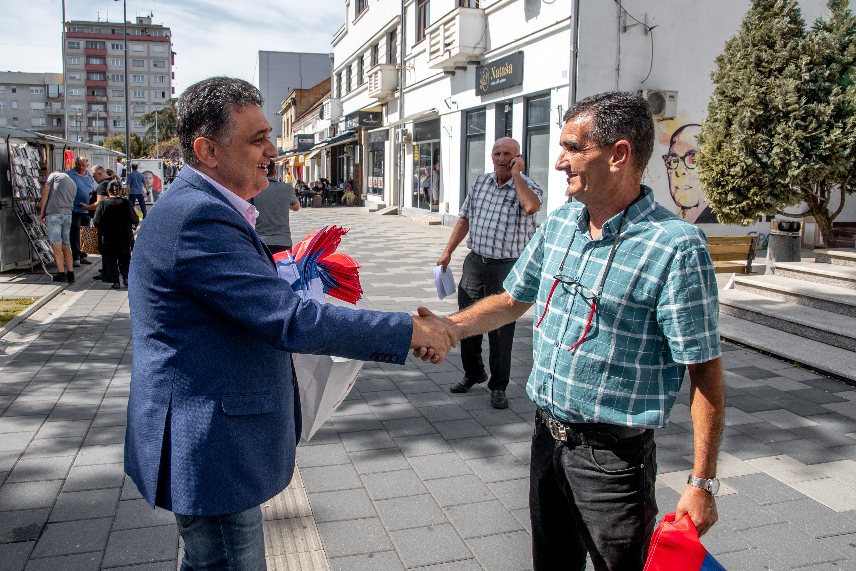 Kandidati sa liste SNSD-a dijelili zastave Srpske i Srbije građanima Bijeljine