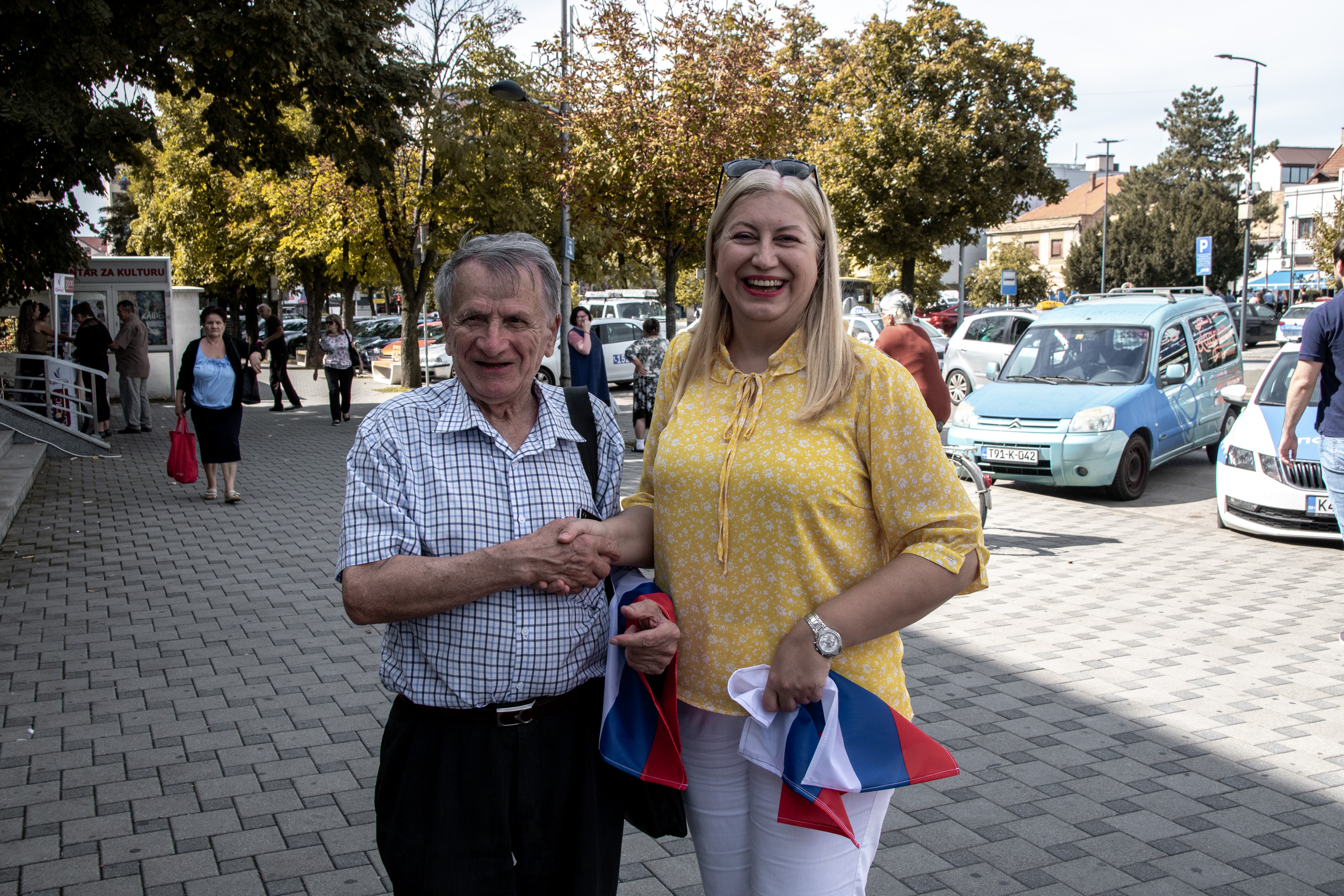 Kandidati sa liste SNSD-a dijelili zastave Srpske i Srbije građanima Bijeljine