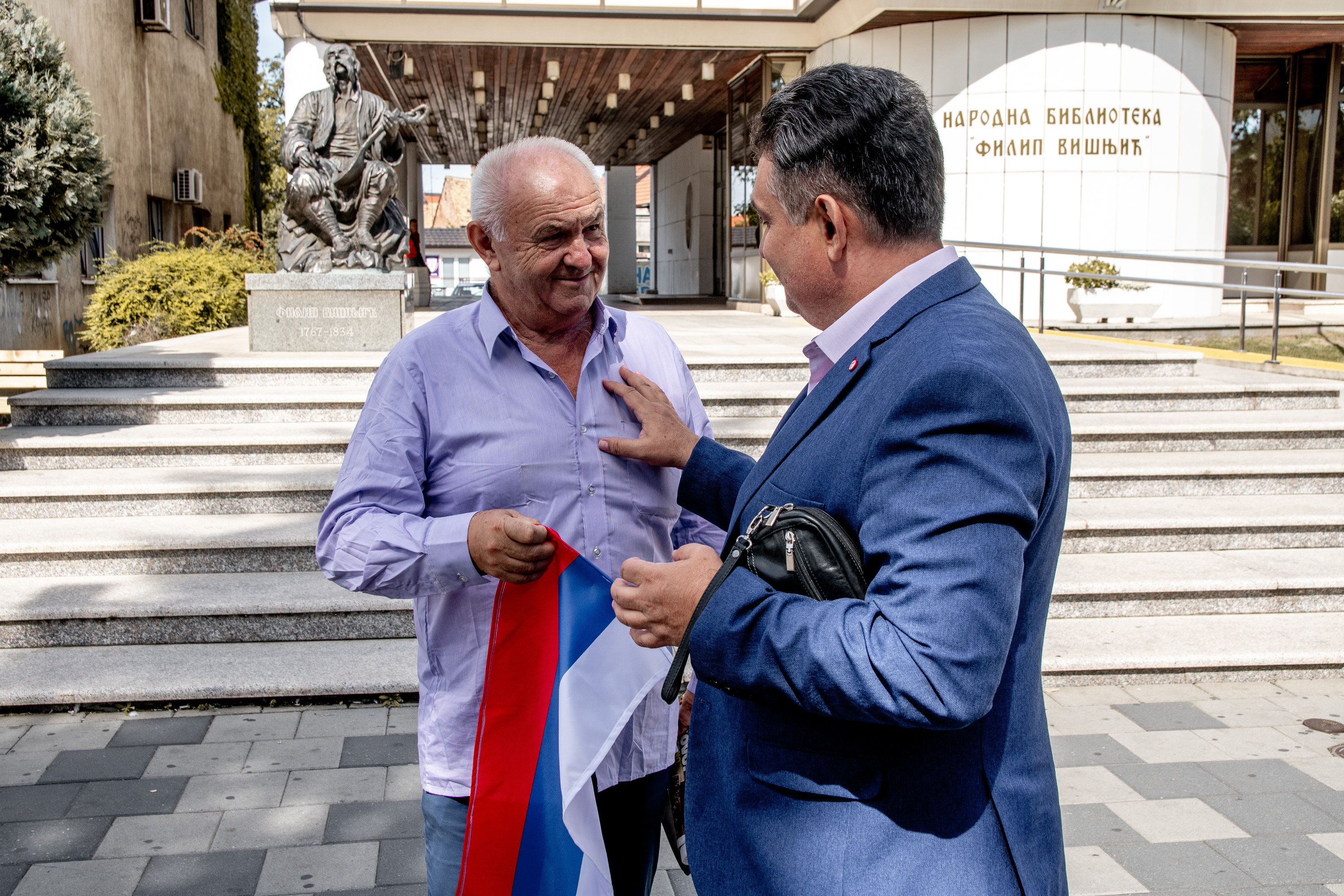 Kandidati sa liste SNSD-a dijelili zastave Srpske i Srbije građanima Bijeljine