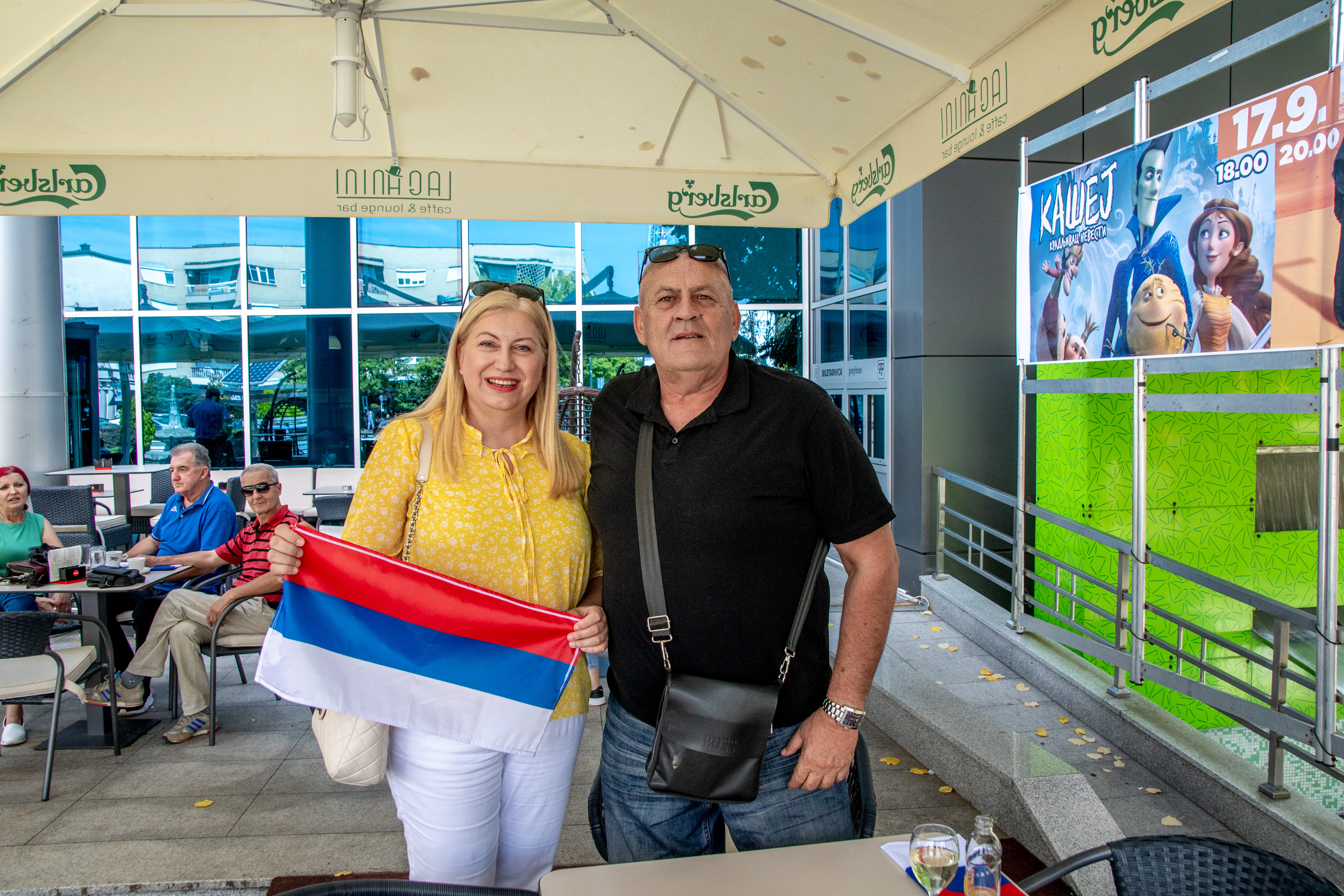 Kandidati sa liste SNSD-a dijelili zastave Srpske i Srbije građanima Bijeljine