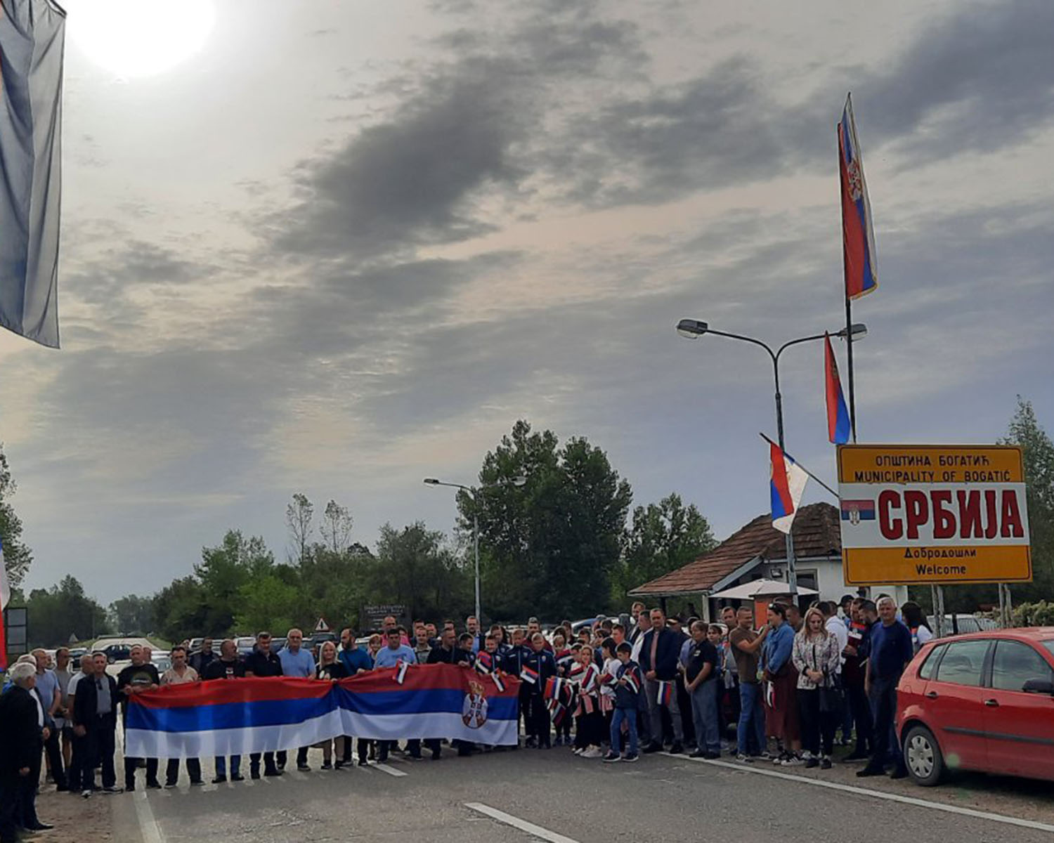 Cvijetinović: Vezivanjem zastava građani Srbije i Srpske simbolično manifestuju jedinstvo