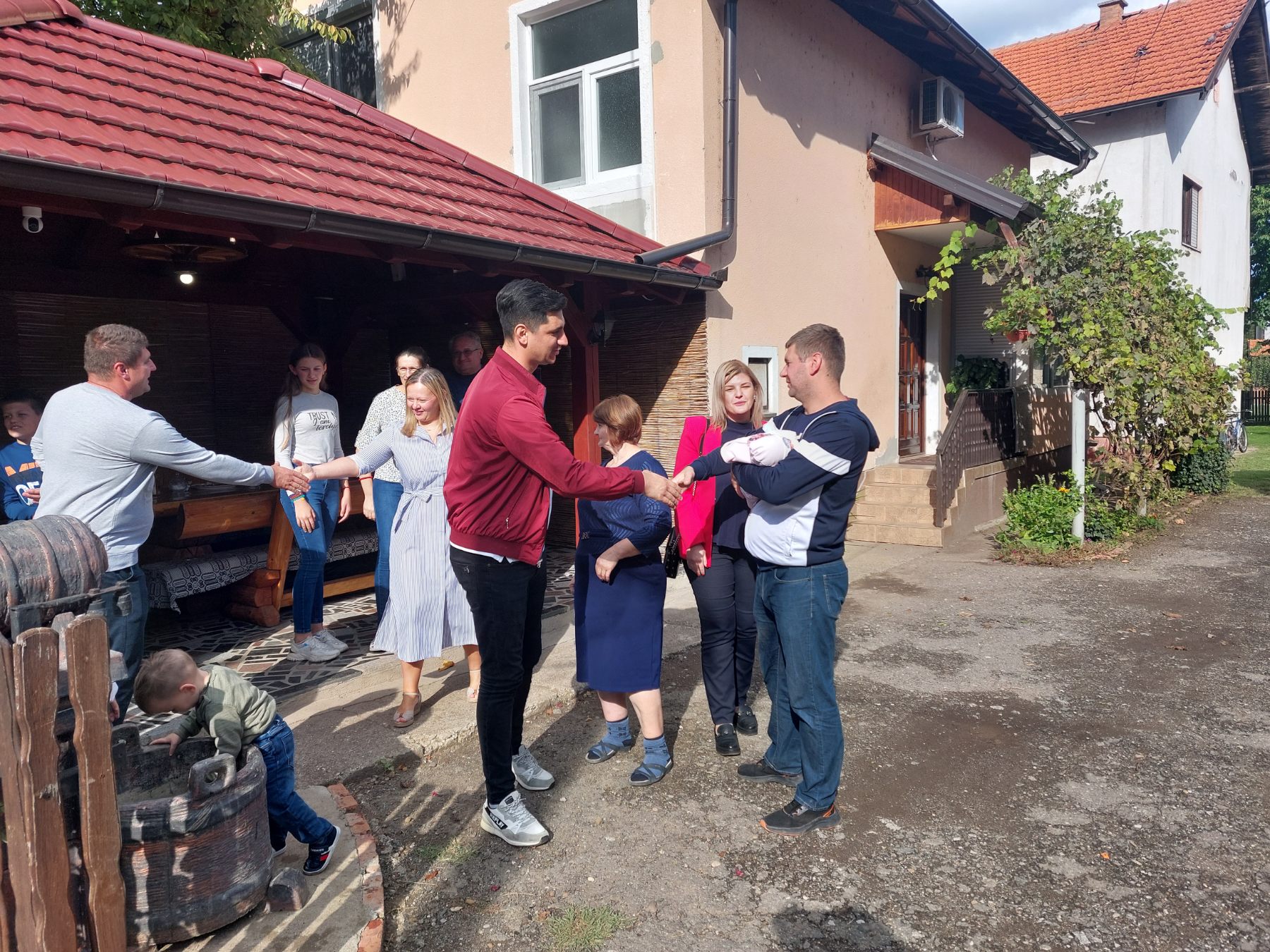 Kandidati PUS posjetili porodicu Simikić povodom rođenja petog djeteta