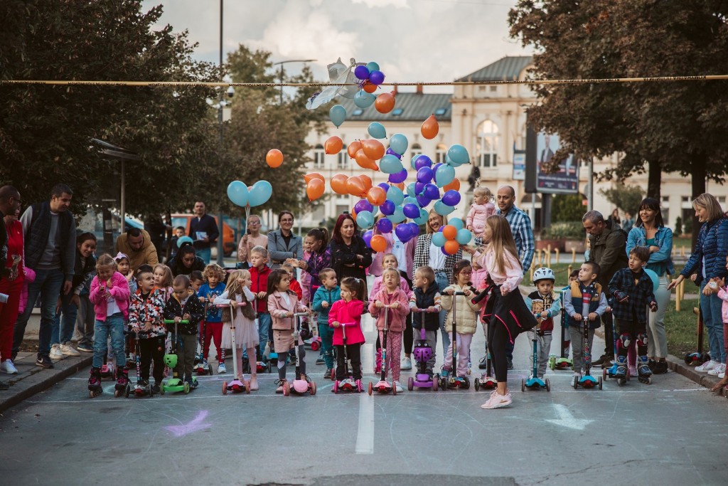 FOTO ZaROLAJ - defile vozača na točkićima u centru Bijeljine