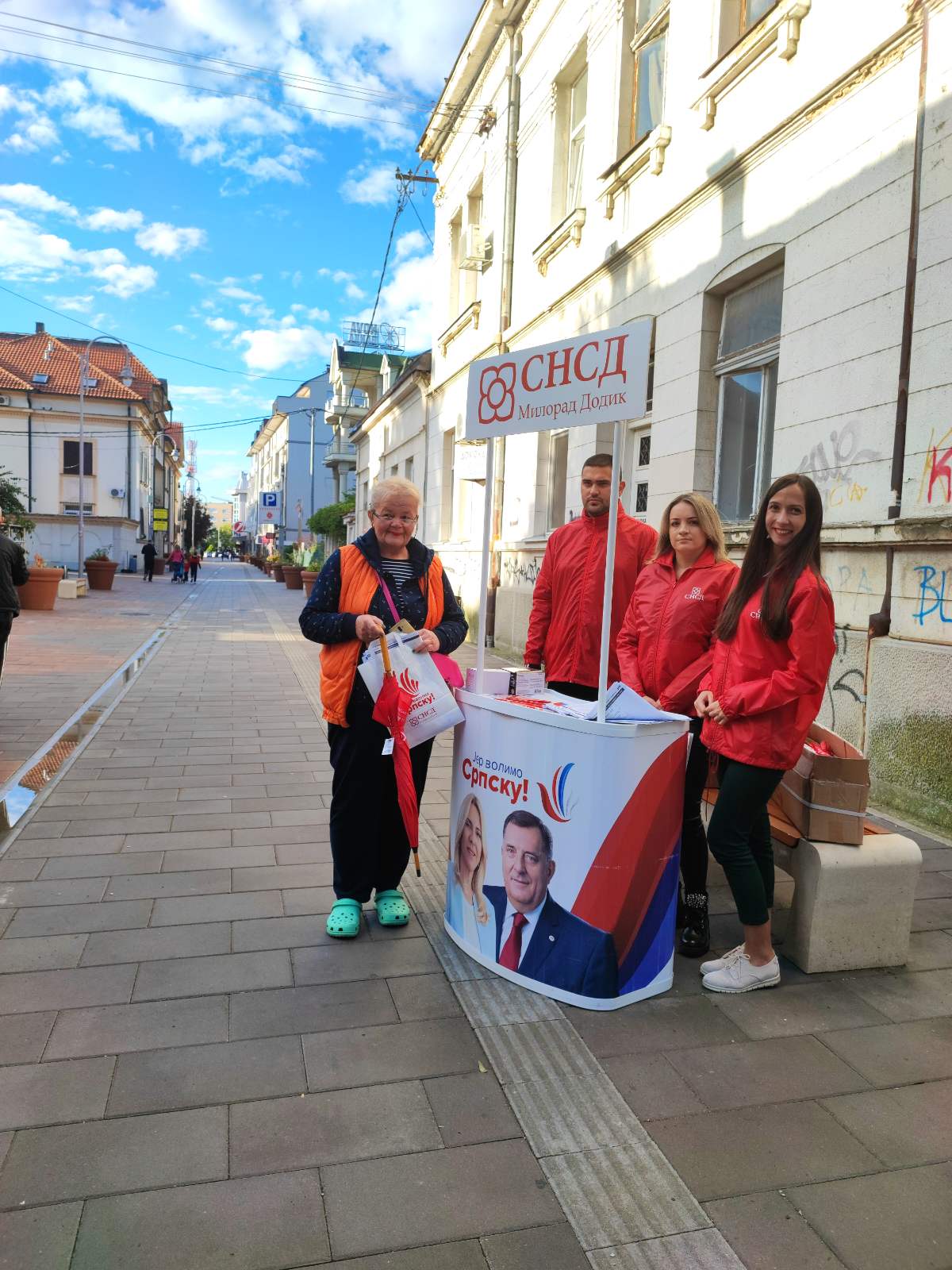 Omladina SNSD-a Bijeljina sugrađanima dijelila kišobrane