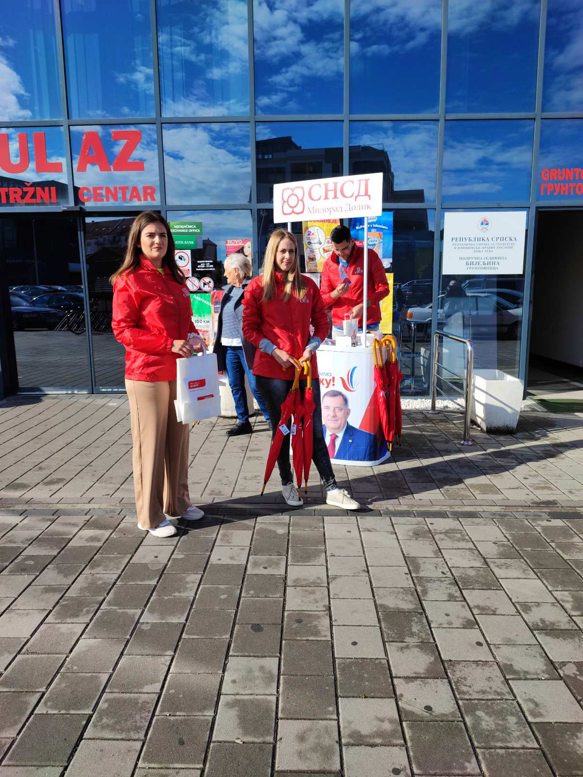 Omladina SNSD-a Bijeljina sugrađanima dijelila kišobrane