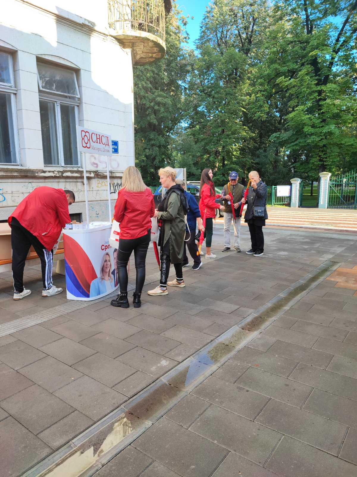 Omladina SNSD-a Bijeljina sugrađanima dijelila kišobrane