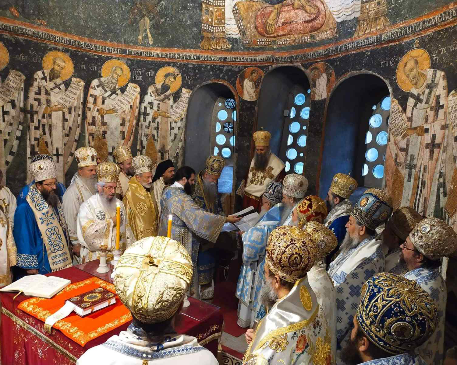 Patrijarh Porfirije ustoličen u Pećkoj patrijaršiji