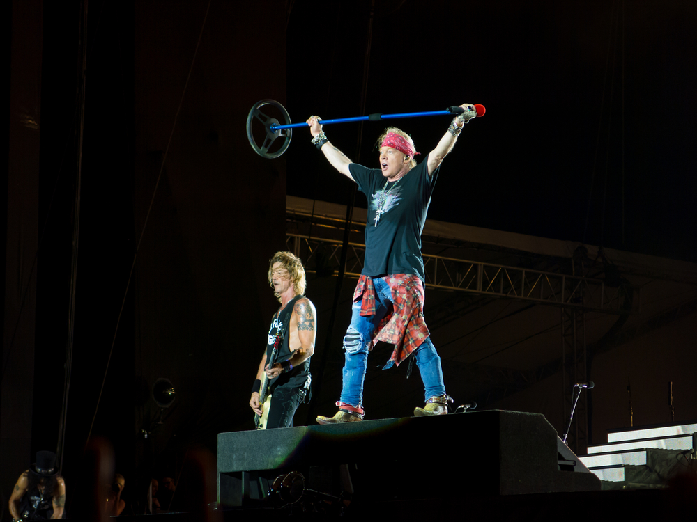 Incident na koncertu grupe "Guns N' Roses" - mikrofon u oko