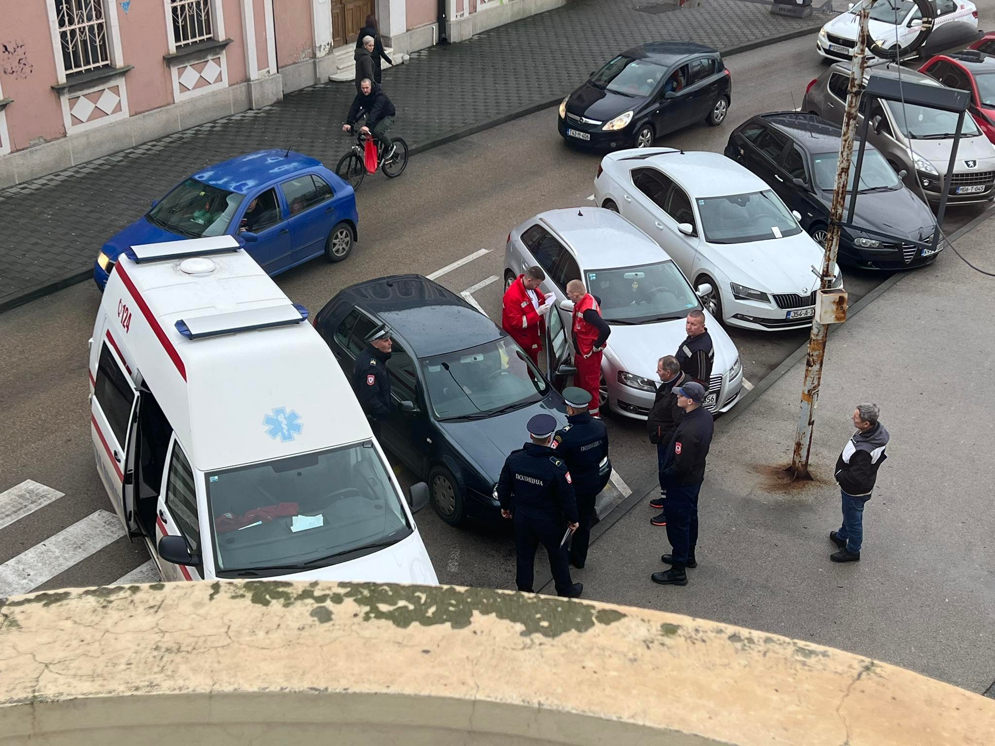  U centru Bijeljine čovjek satima bio mrtav u automobilu