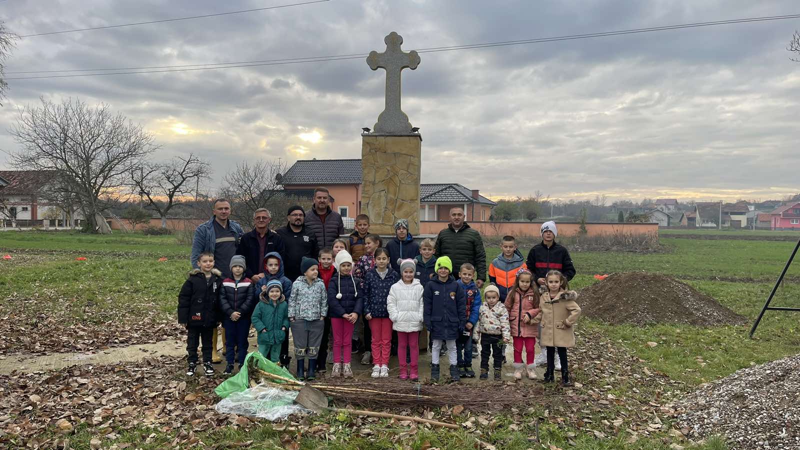 Kod molitvišta u Glogovcu zasađeno 19 novih stabala  (FOTO)