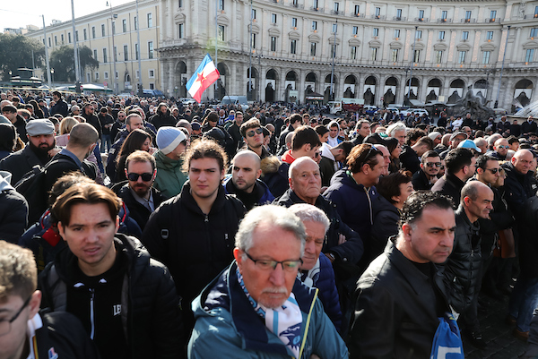 Siniša Mihajlović ispraćen u Rimu - poslednji aplauzi, pesma i baklje za legendarnog Mihu