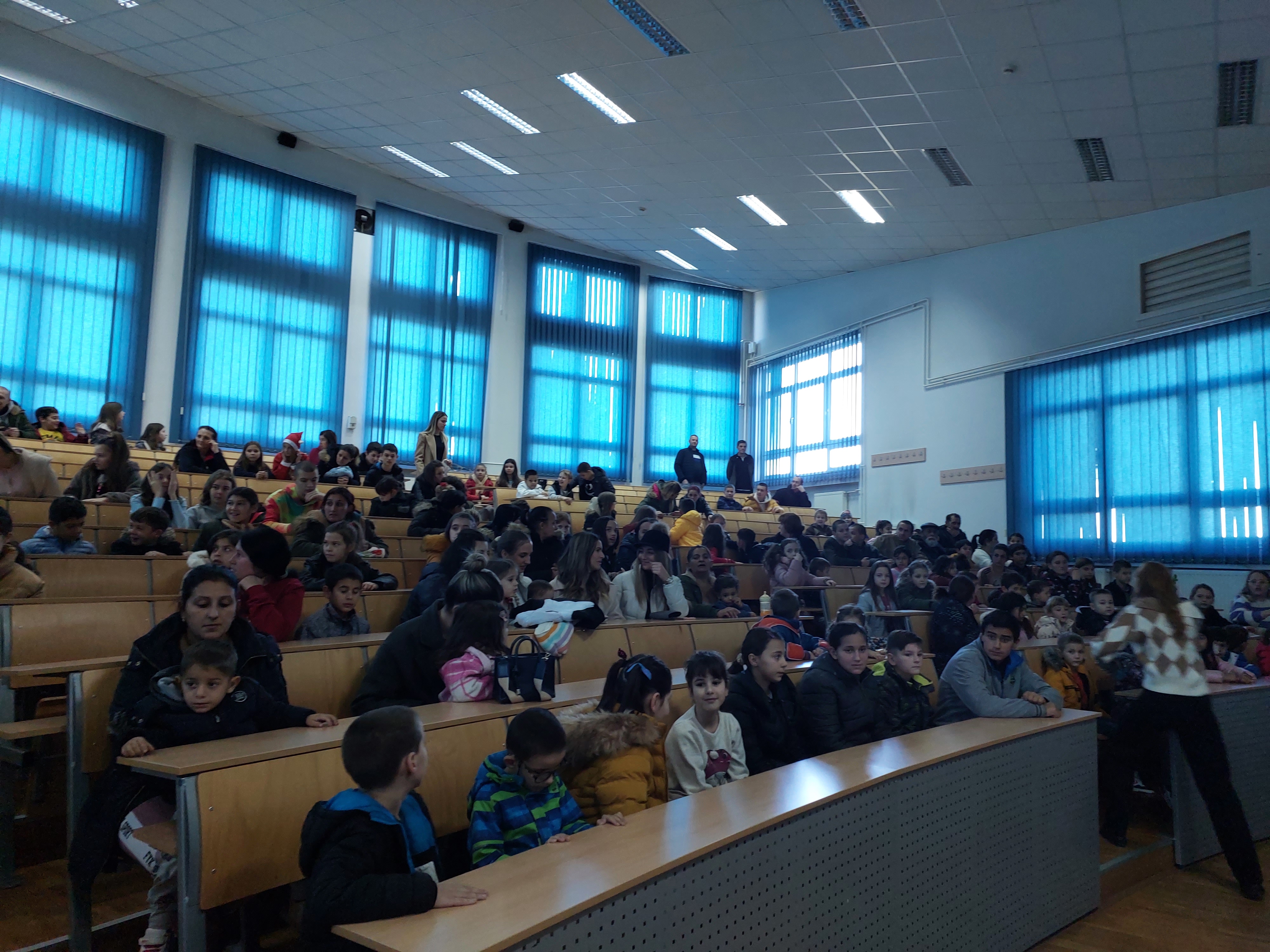 Studenti iz Bijeljine podijelili paketiće djeci iz socijalno ugroženih porodica FOTO