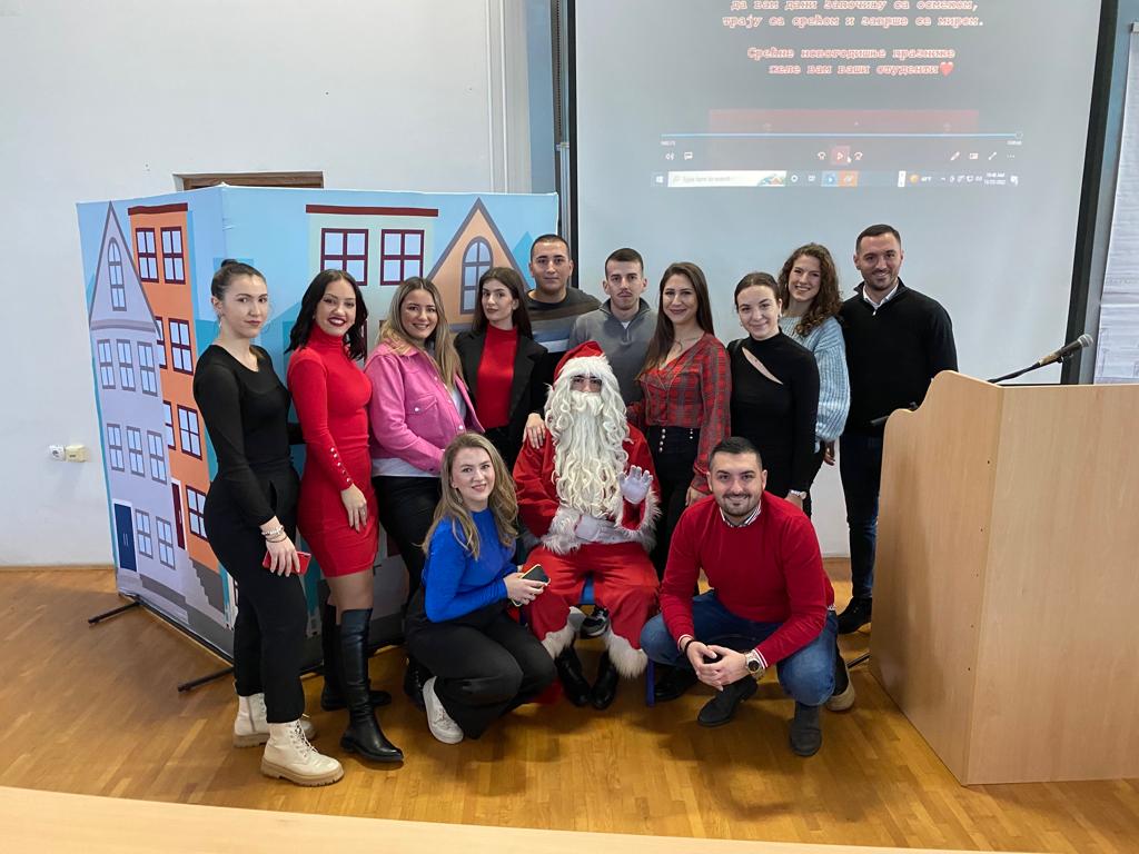Studenti iz Bijeljine podijelili paketiće djeci iz socijalno ugroženih porodica FOTO