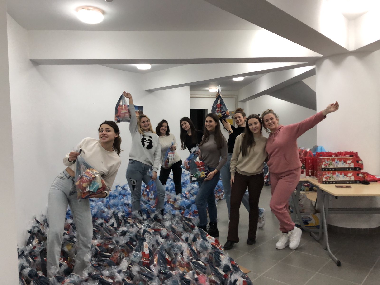 Studenti iz Bijeljine podijelili paketiće djeci iz socijalno ugroženih porodica FOTO