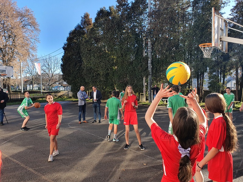 Privrednik iz Njemačke darovao školi u Priboju školsku lektiru i sportske rekvizite