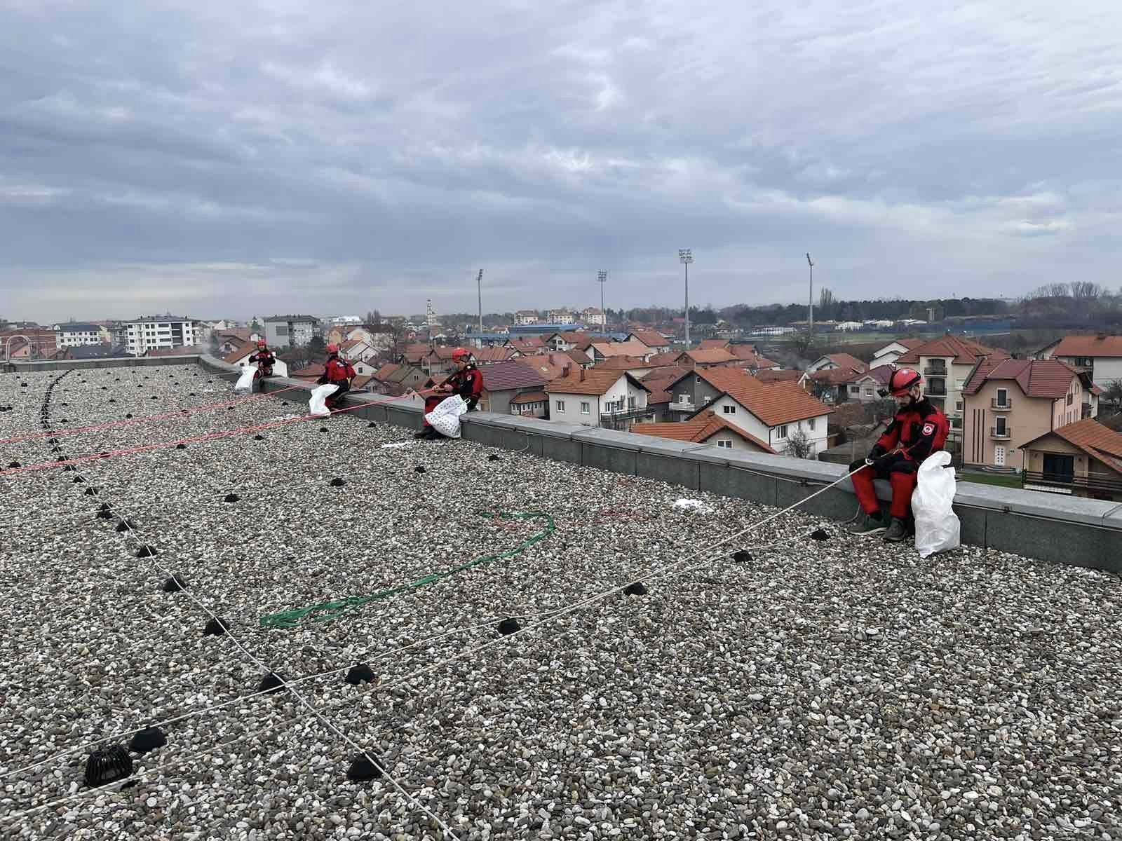 SPUSTILI SE SA KROVA i obradovali mališane u bijeljinskoj bolnici FOTO