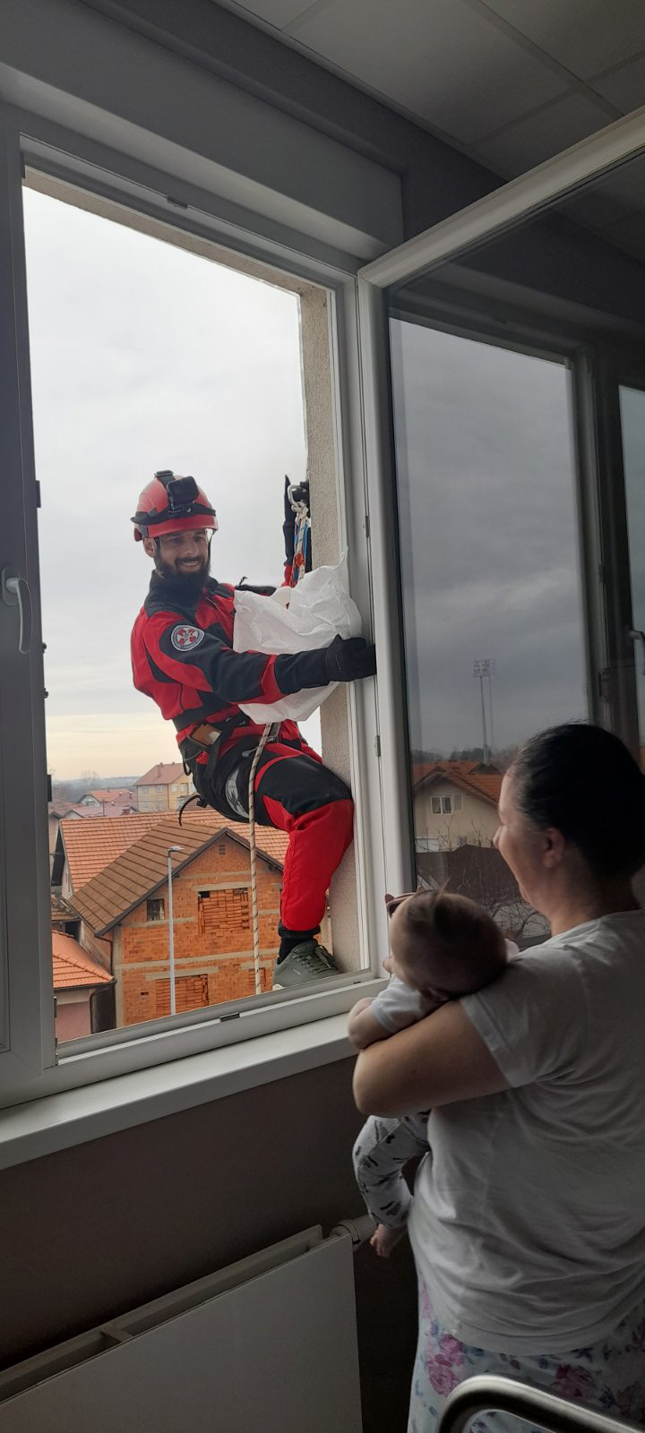 SPUSTILI SE SA KROVA i obradovali mališane u bijeljinskoj bolnici FOTO