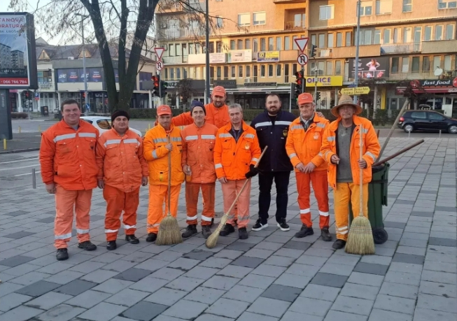 DOVELI NERED U RED Radnici bijeljinskog Komunalca očistili Trg nakon Novogodišnje proslave