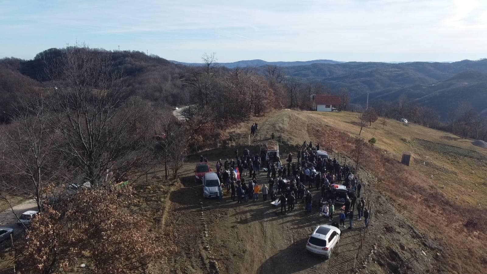 Badnjak sa Busije prinijet ispred hrama u Priboju
