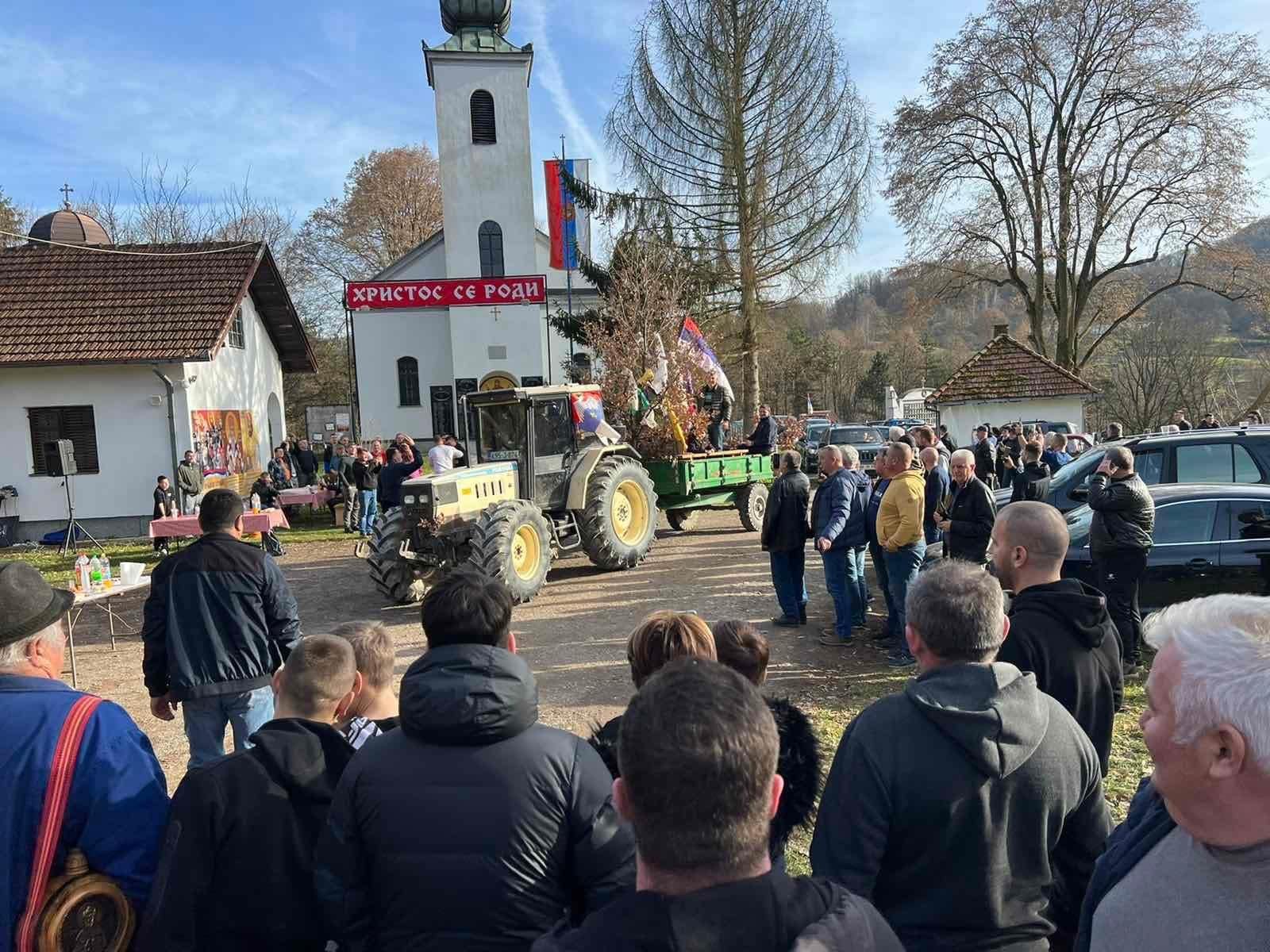 Badnjak sa Busije prinijet ispred hrama u Priboju