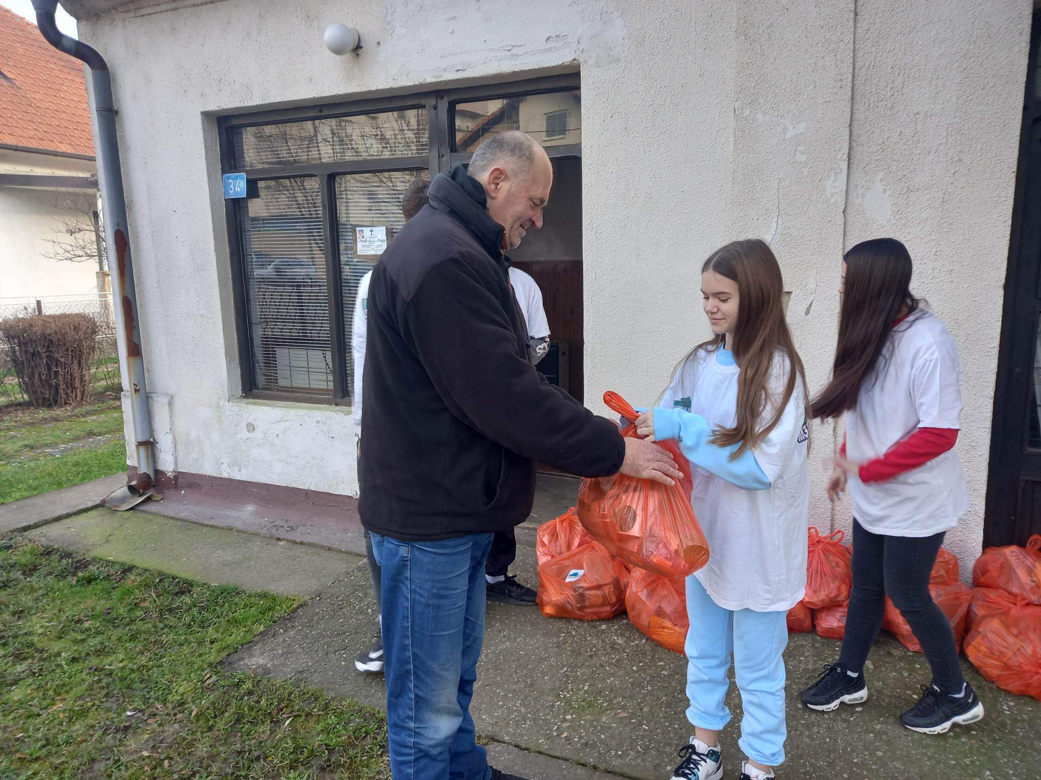 Omladina Ledinaca uručila pomoć za korisnike Narodne kuhinje FOTO